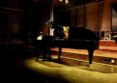 Edward L. als Solist am Klavier