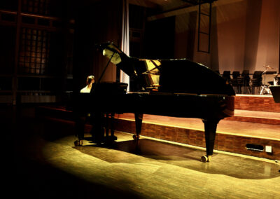 Leonie H. als Solistin am Klavier