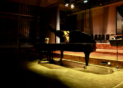 Jacob V. als Solistin am Klavier