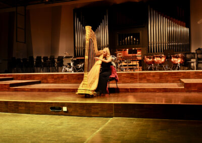 Helena N. als Solistin an der Harfe