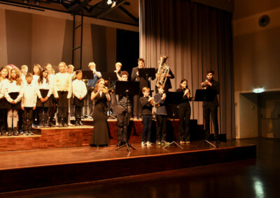 Das Bläserensemble begleitet den Chor der Jahrgangsstufe 5 bei Tochter Zion