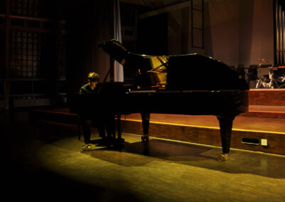 David W. als Solist am Klavier