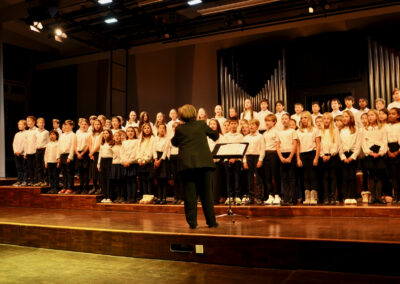 Frau Mittenhuber dirigiert der Chor der Jahrgangsstufe 5
