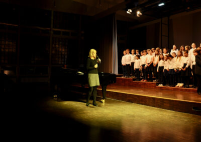 Frau Ludwig begrüßt die Musiker und das Publikum