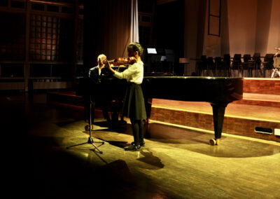 Eliza Z. als Solistin auf der Geige